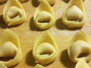 Una foto di tortellini di prosciutto