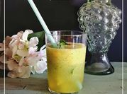 Una foto de mojito de frutas