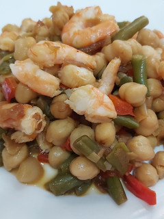 Una foto de Judías verdes con garbanzos y langostinos🦐🦐