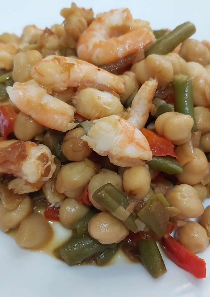 Una foto de Judías verdes con garbanzos y langostinos🦐🦐