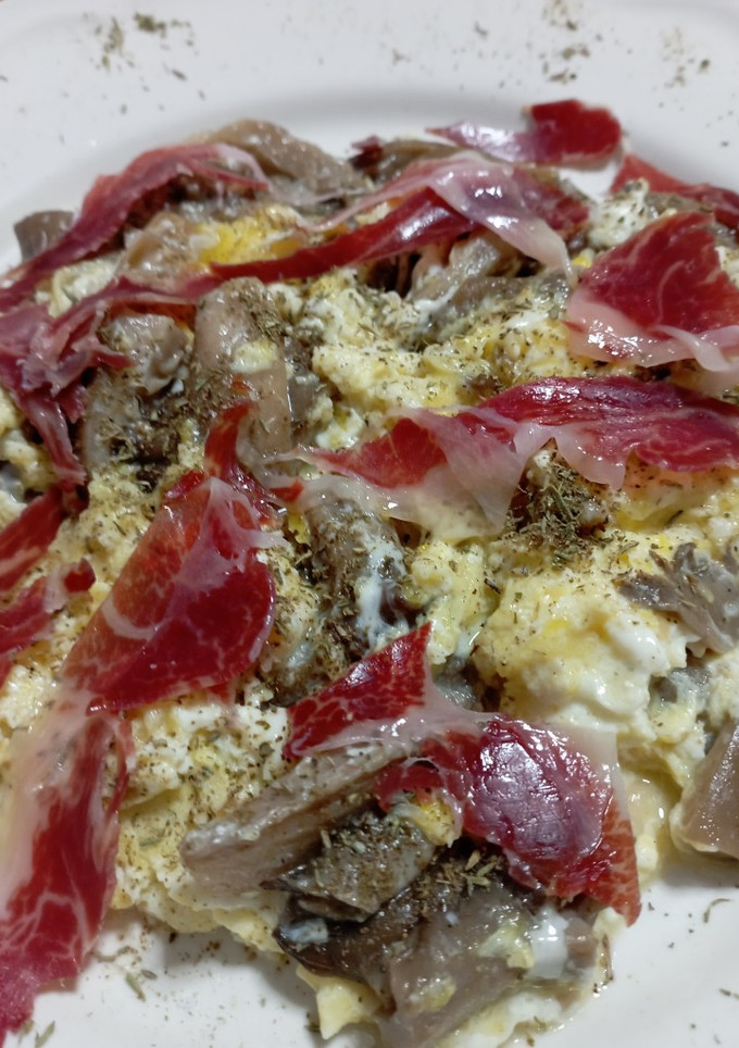 Una foto de Revuelto de setas con jamón