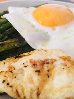 Una foto de Esparragos con huevo y queso fresco a la plancha