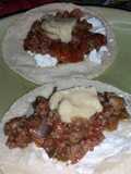 Carne molida con chile, mermelada de tomate y tortillas de queso