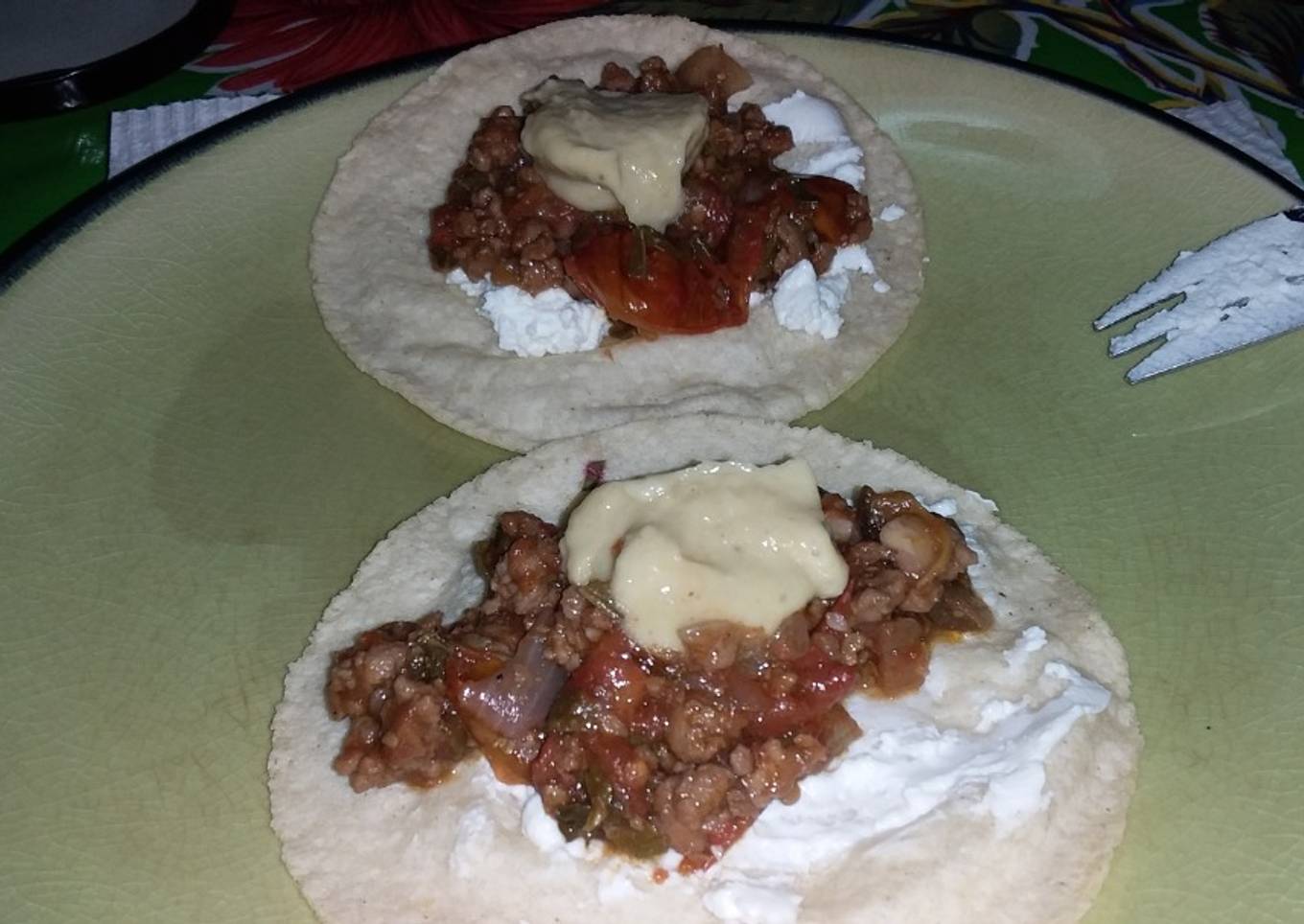 Carne molida con chile, mermelada de tomate y tortillas de queso