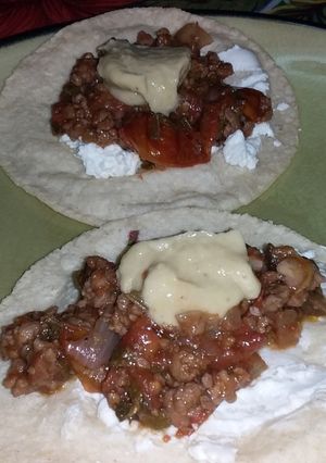 Una foto de Carne molida con chile, mermelada de tomate y tortillas de queso
