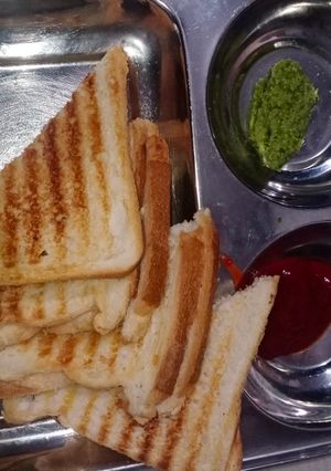 ચીઝ સેન્ડવીચ (Cheese Sandwich Recipe in Gujarati) રેસીપી મુખ્ય ફોટો