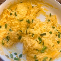 A picture of Moms Perfect Scrambled Eggs 🥚.
