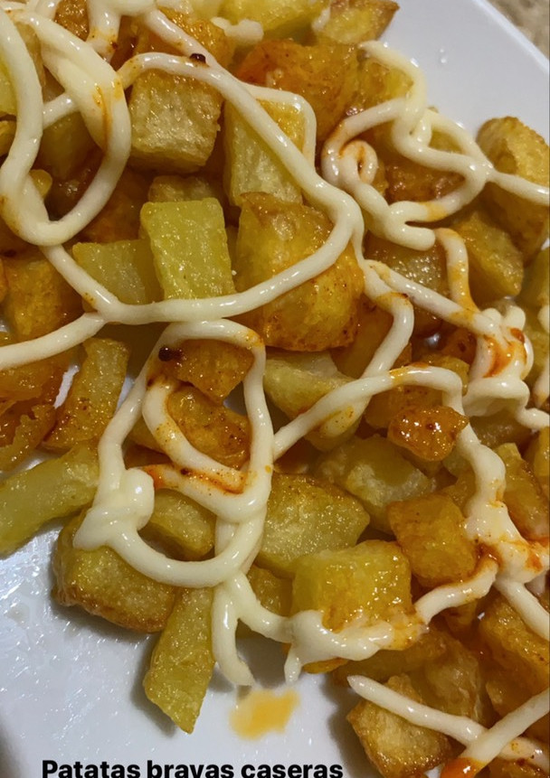 Una foto de Patatas bravas a mi estilo