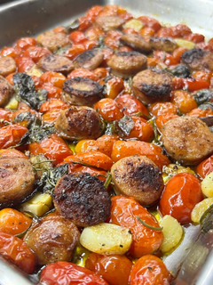 Una foto de Tomates cherrys confitados con chorizo