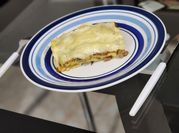 Una foto de lasagna de queso y espinaca