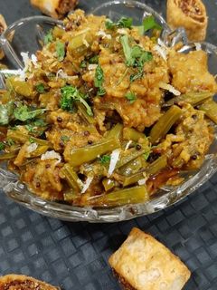 गवार बाकरवडी भाजी (gavar bhakarwadi bhaji recipe in marathi) रेसिपी चे मुख्य फोटो 