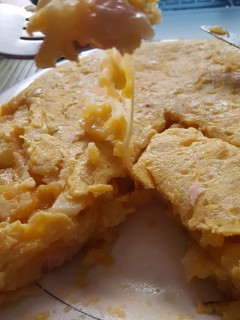 Una foto de Tortilla de patatas con jamón y queso