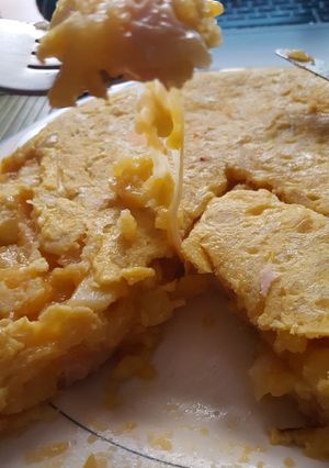 Una foto de Tortilla de patatas con jamón y queso
