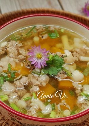 Hình của món Canh nấm hải sản bí đỏ.
