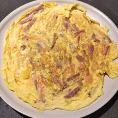 A picture of Luncheon meat Egg pizza.