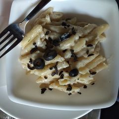 A picture of White sauce pasta.