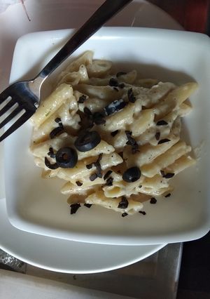 A picture of White sauce pasta.