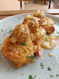 Una foto de Patatas a la importancia y albóndigas