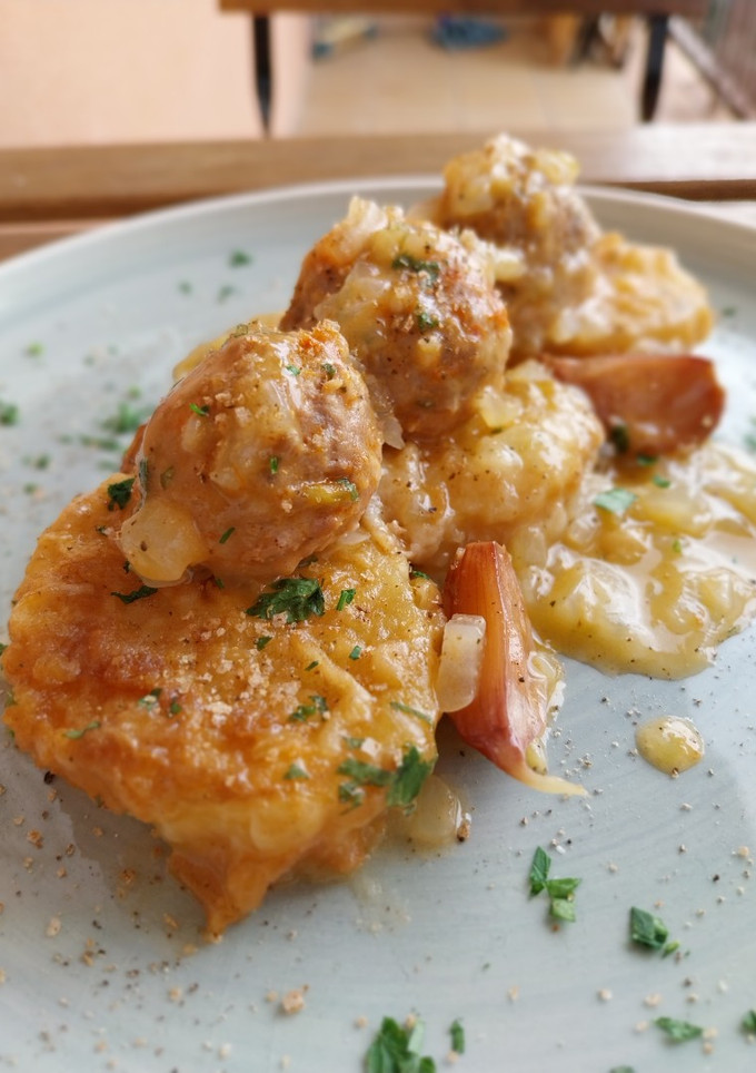 Una foto de Patatas a la importancia y albóndigas