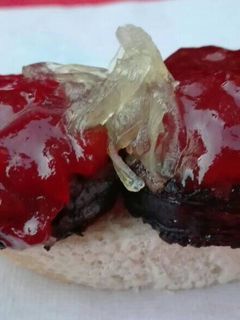 Una foto de 75. Montadito morcilla y mermelada