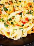 Tagliatelle și creveți în sos de vin cu usturoi