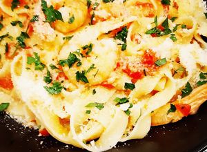 O poză a rețetei Tagliatelle și creveți în sos de vin cu usturoi.