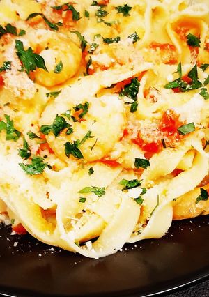 O poză a rețetei Tagliatelle și creveți în sos de vin cu usturoi.