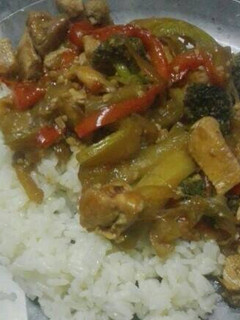 Una foto de Pollo y verduras con miel y salsa de soja