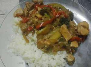 Una foto de Pollo y verduras con miel y salsa de soja