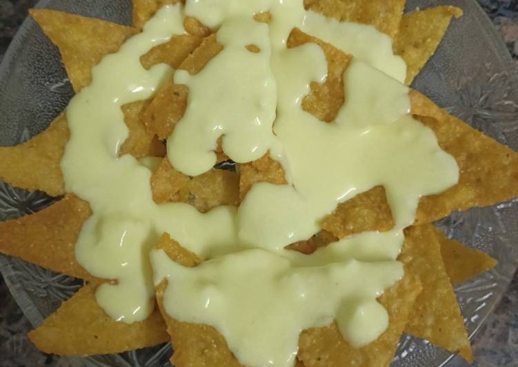 Nachos with Cheese Dip