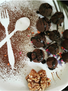 वॉलनट चॉकलेट बॉल्स (walnut chocolate balls recipe in marathi) रेसिपी चे मुख्य फोटो