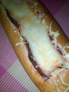 Una foto de Pan relleno de queso y chorizo