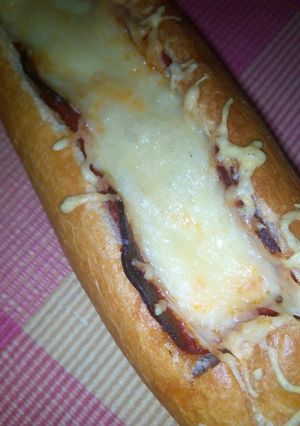 Una foto de Pan relleno de queso y chorizo
