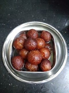 *குண்டு, குண்டு குலோப் ஜாமூன்*(gulab jamun recipe in tamil) செய்முறை முக்கிய புகைப்படம்