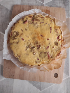 Una foto de Quiche de bacon, champiñones y cebolla