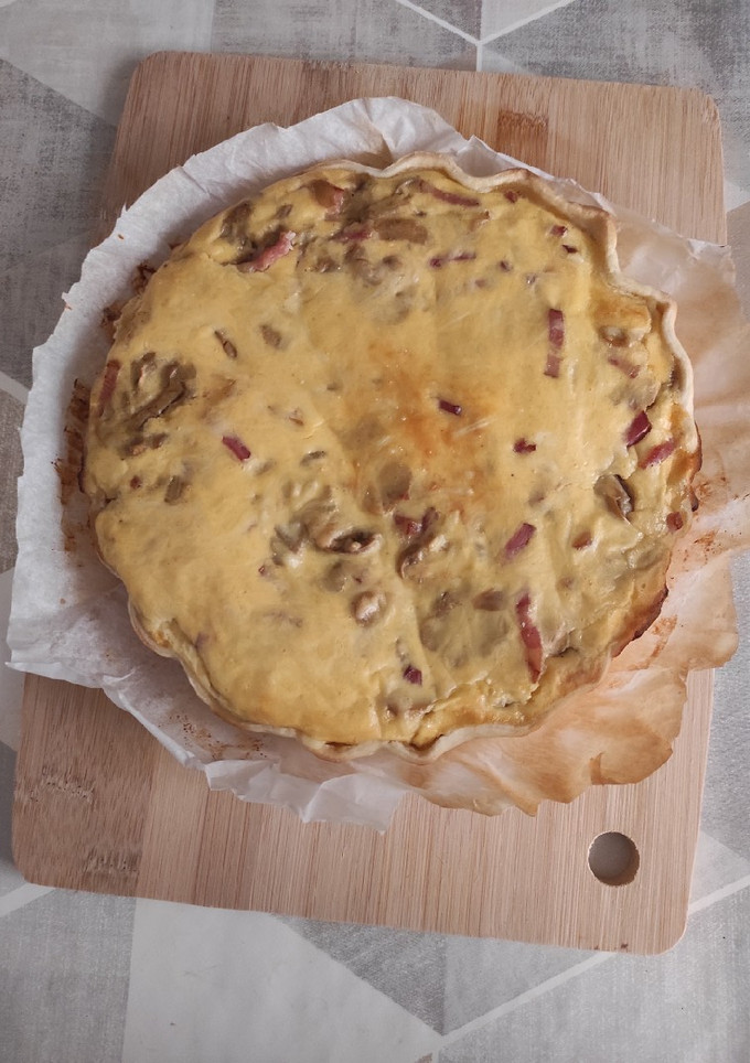 Una foto de Quiche de bacon, champiñones y cebolla