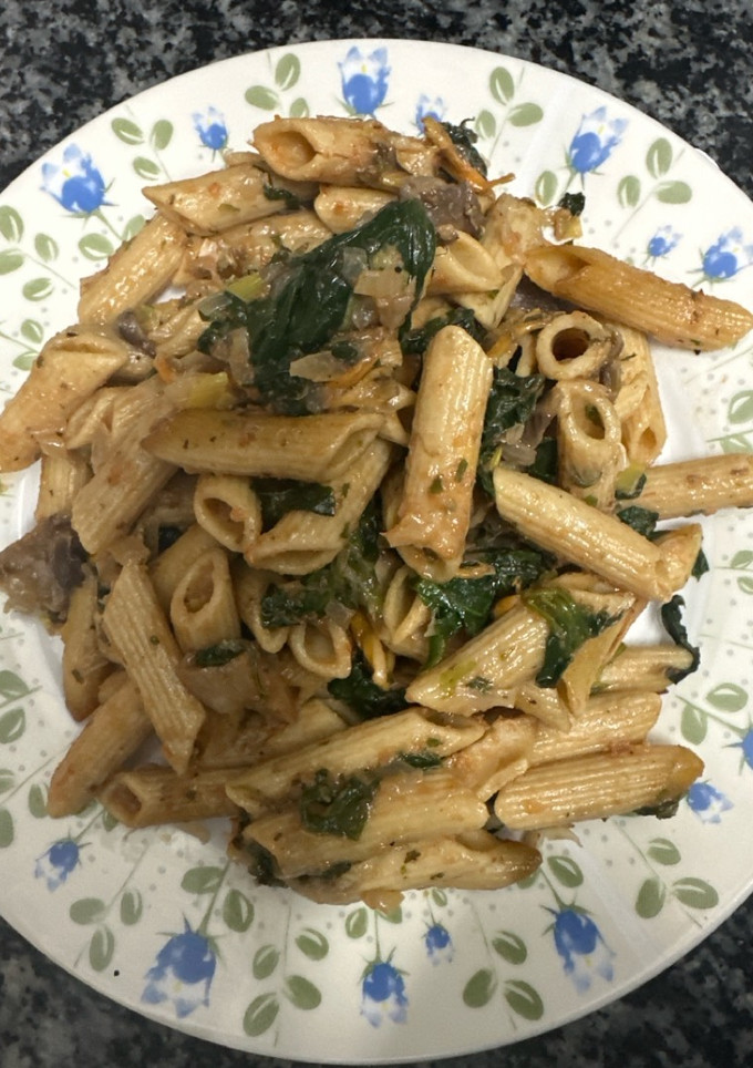Una foto de 517. Macarrones con tomates y setas (principal pasta)