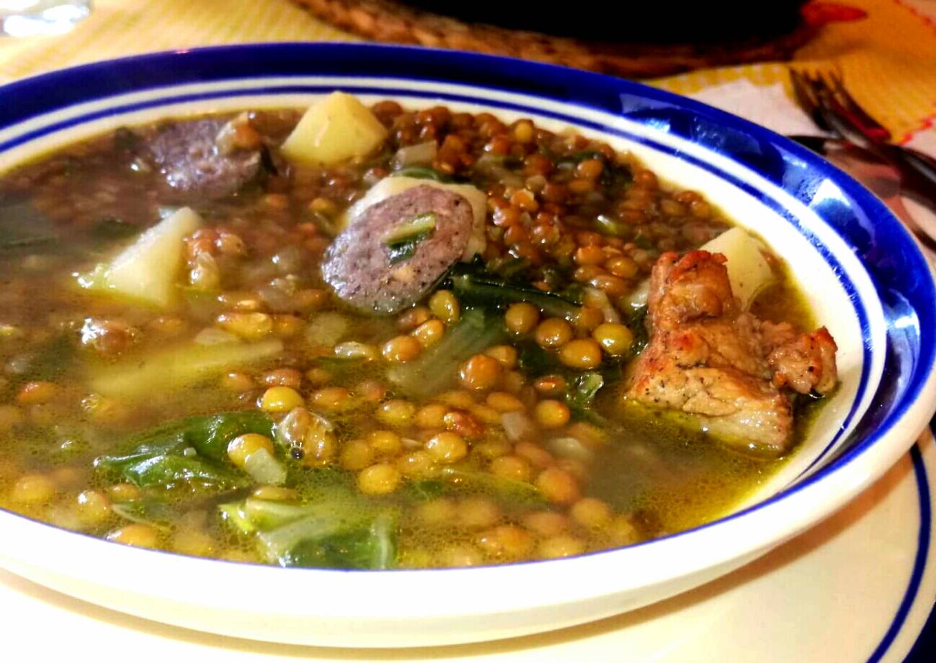 Lentejas con costilleja y botifarron