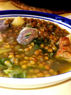 Una foto de Lentejas con costilleja y botifarron