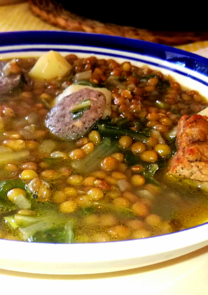 Una foto de Lentejas con costilleja y botifarron