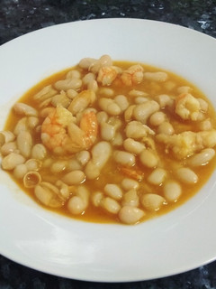 Una foto de Alubias blancas con langostinos