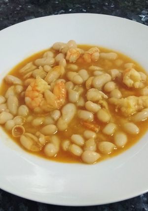 Una foto de Alubias blancas con langostinos