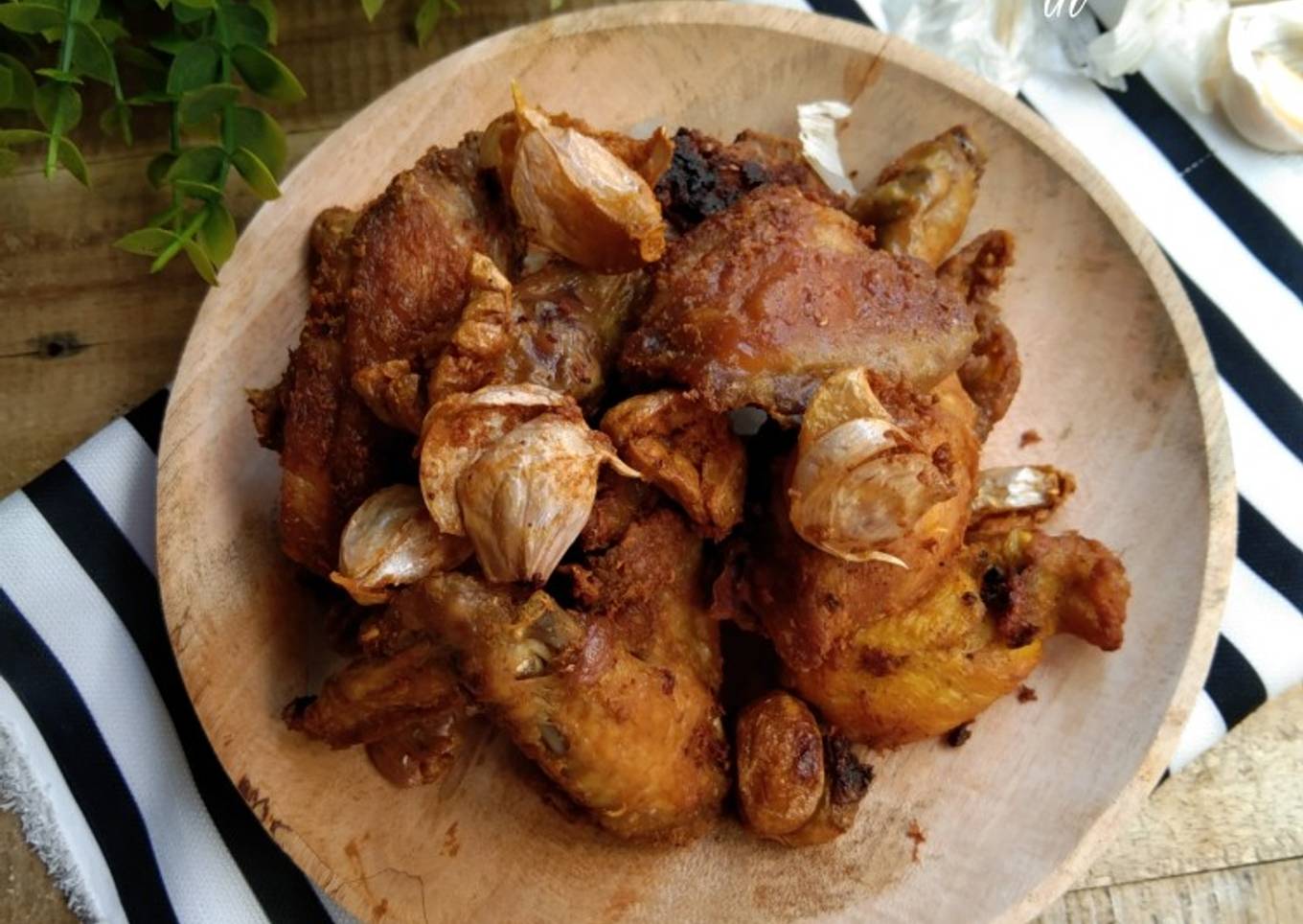 Ayam goreng bawang putih khas Batam