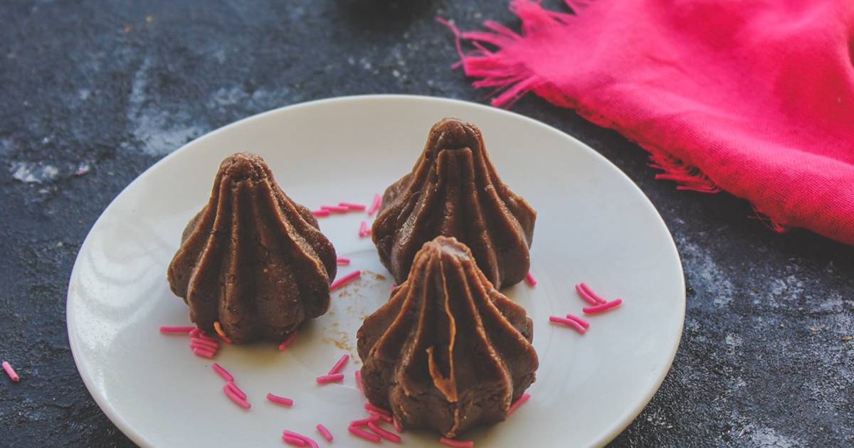Buy Kaju-Chocolate Modak 12PC Sweet Box for Ganesh Chaturthi Online in  India - Mypoojabox.in