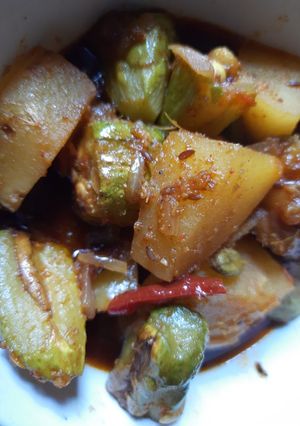 আলু পটলের ডালনা (aloo potoler dalna recipe in Bengali) রেসিপির প্রধান ছবি