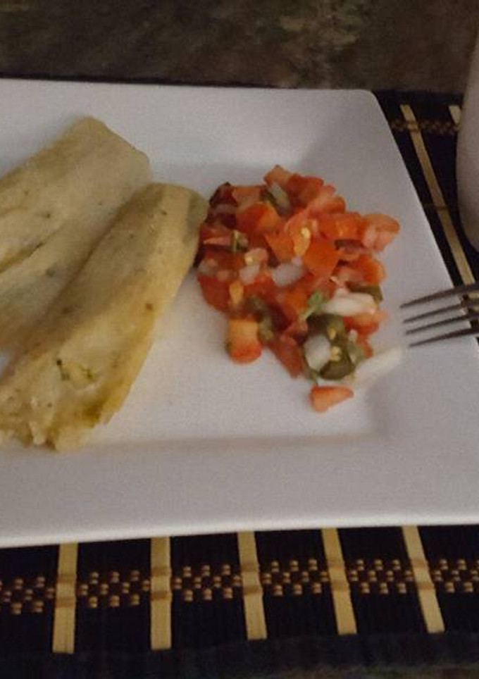 Una foto de Tamales de pollo en salsa verde