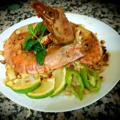 Pad thai with king prawns and lemon slices and tagliatelle rice A picture of Pad thai with king prawns and lemon slices and tagliatelle rice.