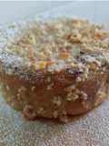 Bizcocho genovés con cobertura crujiente de chocolate blanco, almendras y naranja confitada