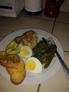 Una foto de Pollo con habichuelas