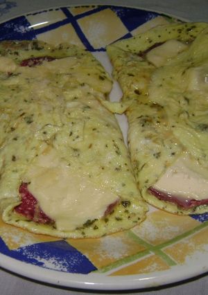 Una foto de Omelette de salame y queso a la provenzal